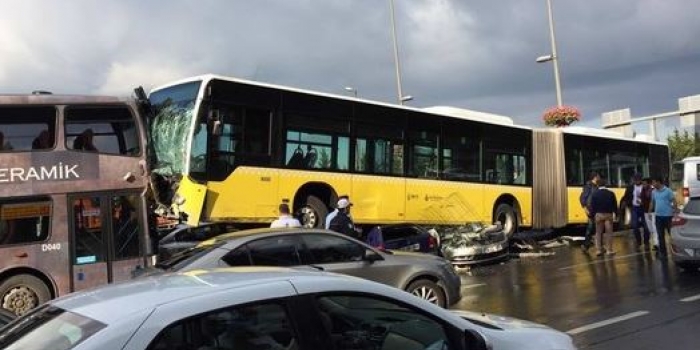 Metrobüs araçların üzerine uçtu