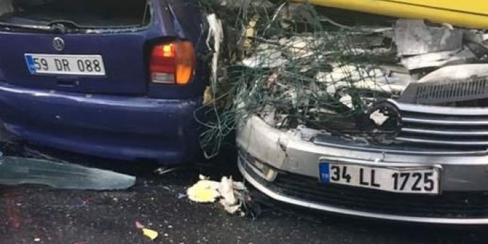 Metrobüs araçların üzerine uçtu