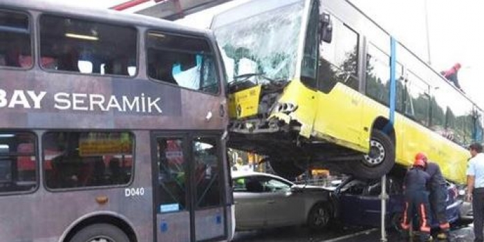 Metrobüs araçların üzerine uçtu