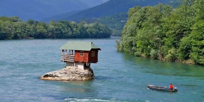 Nehrin ortasındaki yalnız ev