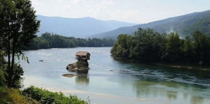 Nehrin ortasındaki yalnız ev