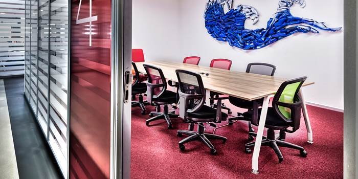 Renklerin rehberliğinde tasarlanan ofis