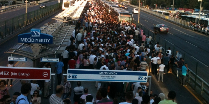 Uzmanlaşan metrobüs yolcularından tüyolar: Hedefe kitlenin