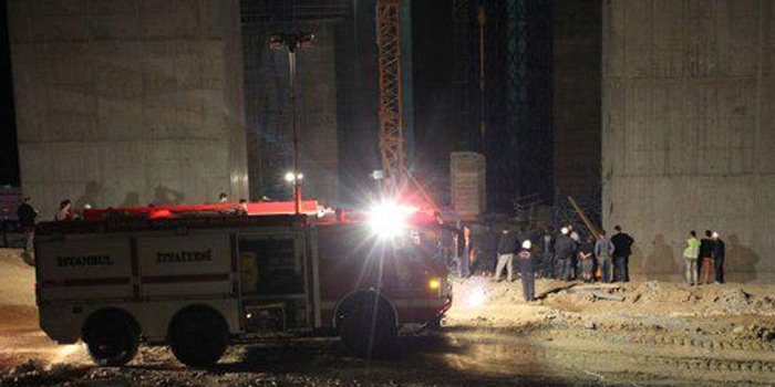 Yol yapım işçileri göçük altında kaldı